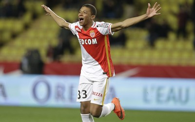 星空电竞热评-拉菲尼亚进球后与队友叠罗汉